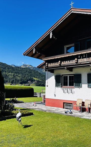 Garten des Chalet Hoamatl mit Blick auf die Berge in Achenkirch
