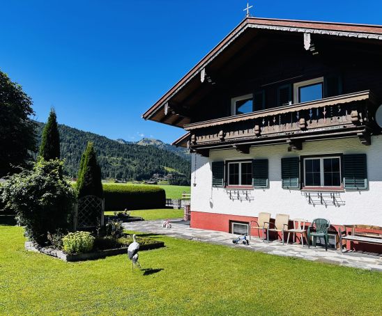 Garten des Chalet Hoamatl mit Blick auf die Berge in Achenkirch