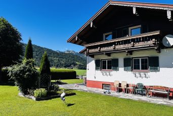 Garten des Chalet Hoamatl mit Blick auf die Berge in Achenkirch