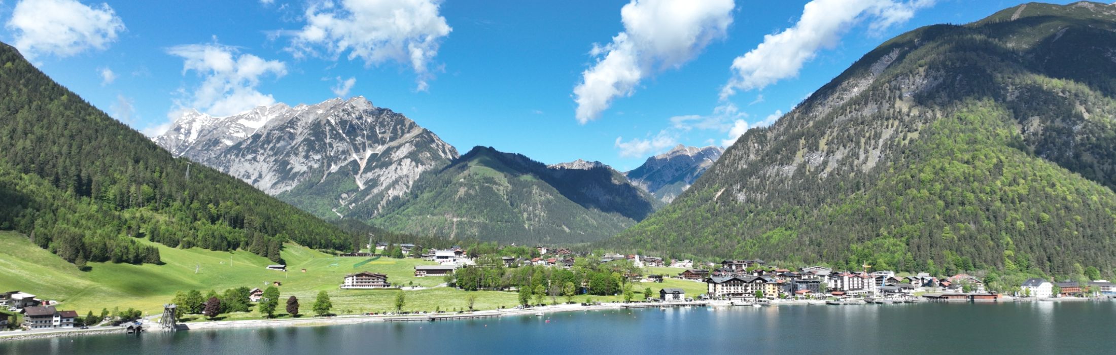 Blick auf Pertisau am Achensee mit dem Karwendelgebirge