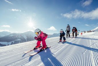 Familie beim Skifahren im Ski Juwel Alpbachtal Wildschönau