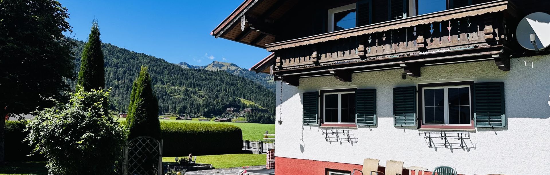 Garten des Chalet Hoamatl mit Blick auf die Berge in Achenkirch