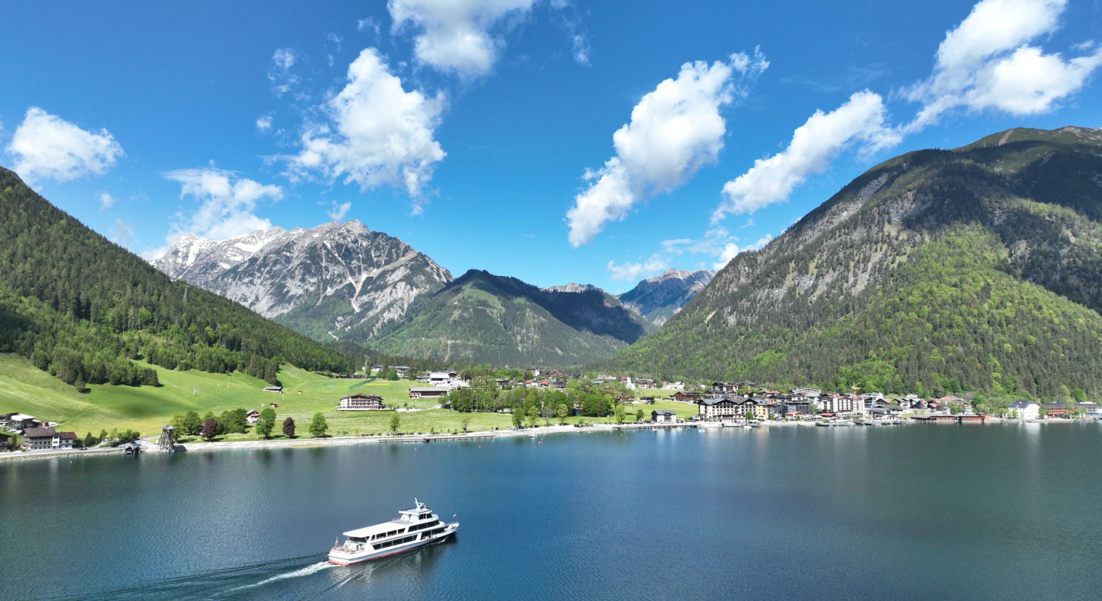 Blick auf Pertisau am Achensee mit dem Karwendelgebirge